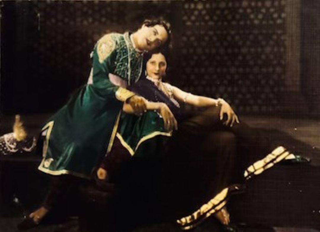 Photographs & Stills